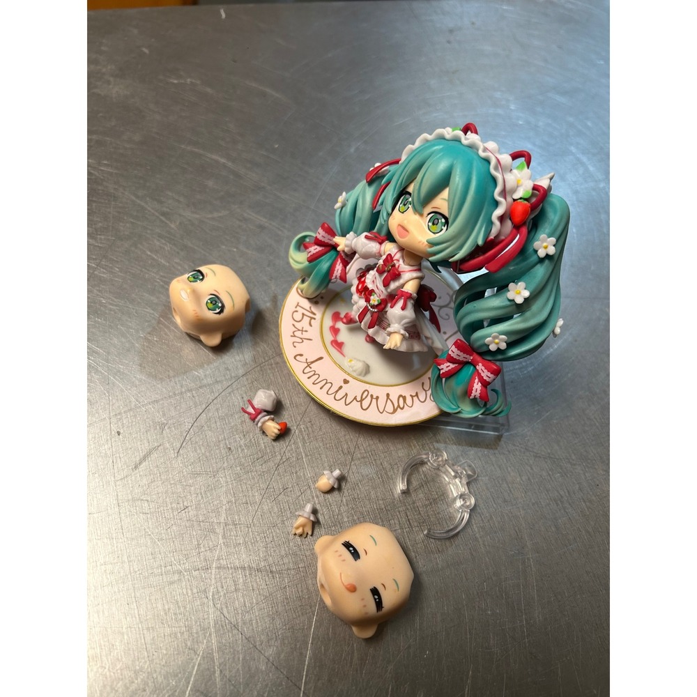 Hatsune Miku 15th Anniversary Strawberry Ver Nendoroid Figure 1939 Vocaloid